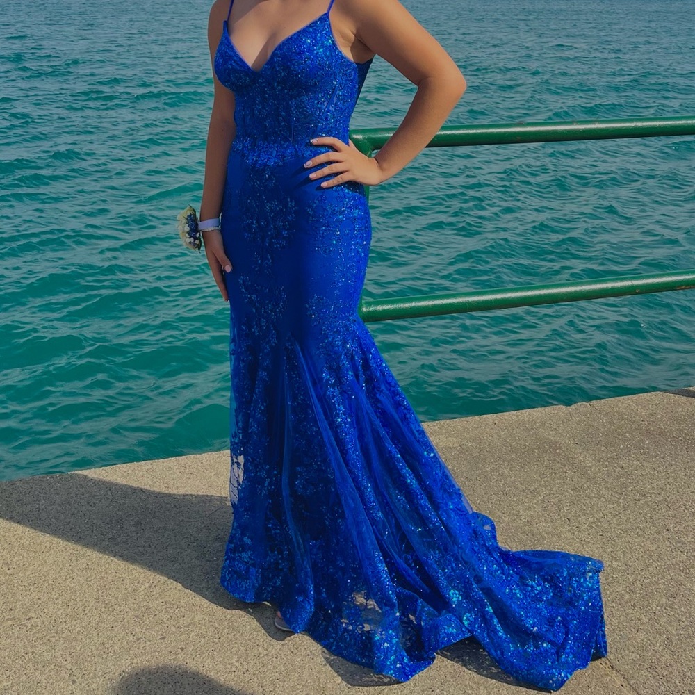 Blue v neck prom dress size 8 (runs a little small tho)